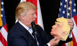 Ông Donald Trump, ứng viên đảng Cộng hòa, cầm trên tay chiếc mặt nạ hình ông tại điểm vận động tranh cử ở Sarasota, Florida tối ngày 7/11 (giờ địa phương).
