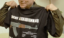 Ông Mikhail Kalashnikov, cha đẻ của khẩu AK-47 huyền thoại ướm trên người chiếc áo phông in hình súng.