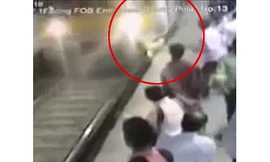 Người phụ nữ xấu số ngã xuống đường ray ngay trước đầu tàu hỏa.