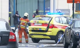 Lực lượng cứu hộ và an ninh tại một ga tàu ở Brussels, Bỉ sau vụ nổ.