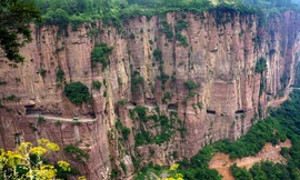 Mới đây, một đường hầm xuyên ngang vách đá ở độ cao 200 mét được xây dựng khiến việc đi lại của người dân trở nên dễ dàng hơn.