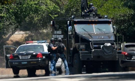 Cảnh sát cùng xe bọc thép tại hiện trường vụ xả súng