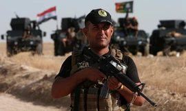 Một binh sỹ của quân đội Iraq sẵn sàng đợi lệnh tấn công Mosul