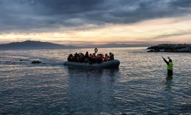 Một chiếc thuyền chở người di cư cập bến Mytilene, đảo Lesbos, Hy Lạp
