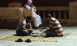 Hai người đàn ông đang chơi cờ ở Arab Saudi