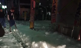 Bọt lạ phủ trắng đường phố Nhật Bản sau động đất khủng khiếp