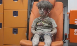 Em bé dính đầy máu và bụi đang là biểu tượng cho sự khốc liệt của cuộc chiến ở Syria.