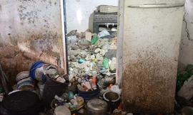 Ngôi nhà của một cư dân thị trấn Goiana ngập trong rác