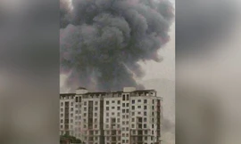 Cột khói đen bốc lên sau vụ tấn công