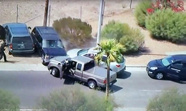 Ba chiếc xe của cảnh sát khóa chặt xe nghi phạm cướp ngân hàng.