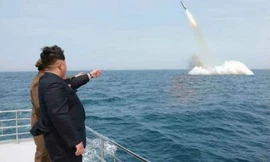 Lãnh đạo Triều Tiên Kim Jong Un theo dõi một vụ phóng tên lửa từ tàu ngầm