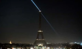 Tháp Eiffel được tắt đèn tối ngày 15/12