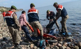 Thi thể một người di cư trôi dạt vào bờ biển. Ảnh: AFP