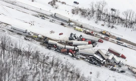 64 chiếc xe trong đó có nhiều xe container, xe rơ-mooc nằm la liệt trên đường cao tốc