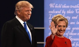 Ứng viên Tổng thống Mỹ đảng Cộng hòa Donald Trump cùng đối thủ đảng Dân chủ Hillary Clinton trên sân khấu chuẩn bị cho màn tranh luận nảy lửa.