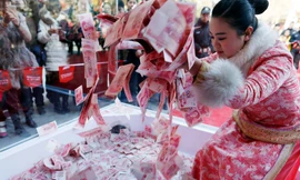 Nhân viên khu du lịch tung tiền cho du khách nhặt