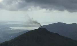 Chiếc trực thăng bốc cháy nhìn từ xa