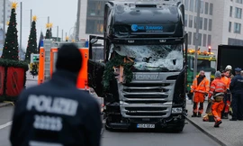 Chiếc xe tải tử thần khiến 12 người thiệt mạng, 48 người bị thương trong vụ tấn công chợ Giáng sinh ở Berlin, Đức ngày 19/12.