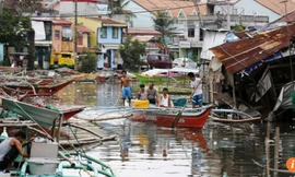 Siêu bão Sarika quét qua Philippines gây nên nhiều vụ lở đất, ngập lụt.