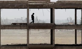 Mộ binh sỹ chính phủ Iraq kiểm tra một toà nhà ở ngoại ô Falluja, Iraq, nơi đang có giao tranh ác liệt giữa quân chính phủ và IS.