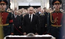 Tổng thống Nga Vladimir Putin trước linh cữu đại sứ Nga Andrei Karlov.