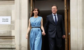 Thủ tướng Anh David Cameron cùng phu nhân Samantha rời khỏi điểm bỏ phiếu ở Westminter.