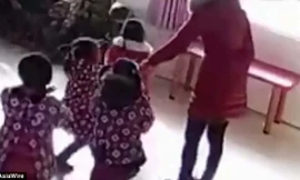 Hai bé gái đang múa thì giáo viên lôi ra khỏi đội hình.