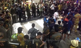 Thi thể các nạn nhân bên ngoài Ngân hàng Thương mại Siam. Ảnh. Bangkok Post