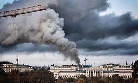 Cột khói đen đặc bốc lên từ tòa nhà quốc hội Áo