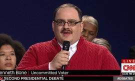 Anh Kenneth Bone khiến dân Mỹ chao đảo vì câu hỏi gửi đến hai ứng viên Tổng thống.