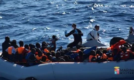 Một xuồng cao su chở đầy người tị nạn được lực lượng cứu hộ Ý giải cứu hôm 19/7.