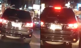 Hai nữ du khách phương tây ngực trần bên ngoài cửa sổ chiếc ô tô ở Phuket, Thái Lan