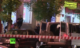 Bên ngoài ngân hàng nơi vụ bắt giữ con tin diễn ra ở Moscow, Nga