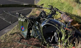 Xác chiếc trực thăng trên bãi cỏ