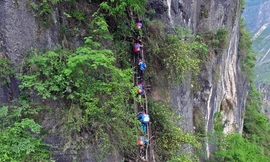 Hành trình đi học đầy gian nan của các em học sinh làng Atule’er