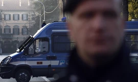 Cảnh sát tới ngân hàng chỉ phát hiện két sắt rỗng không cùng đường hầm những tên cướp vừa tẩu thoát