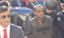 Một trong hai không tặc bị cảnh sát bắt giữ ngay sau khi ra khỏi máy bay