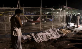 Thi thể những nạn nhân xấu số trong vụ đánh bom công viên ở Lahore, Pakistan hôm 27/2 xếp hàng dài cạnh hàng rào sắt