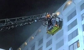 Lực lượng cứu hộ nỗ lực dập lửa tại khách sạn ở Karachi, Pakistan