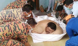 Anh Sia Chi Herng được lính cứu hỏa đưa đi cấp cứu