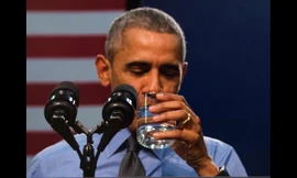 Tổng thống Mỹ Barack Obama uống nước trong cuộc họp báo ở Flint, Michigan