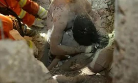 Cảnh tượng cha mẹ che chở con gái trong đống đổ nát vụ sập nhà ở Ôn Châu khiến người xem phải ứa nước mắt.