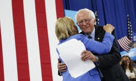 Bà Hillary Clinton ôm ông Bernie Sanders sau khi ông tuyên bố sẽ ủng hộ bà làm Tổng thống Mỹ