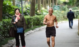 Cụ ông cởi trần tập thể dục giữa trời rét căm căm