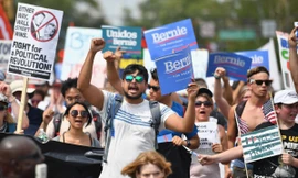 Người ủng hộ ông Bernie Sanders biểu tình chống bà Hillary Clinton và ông Donald Trump