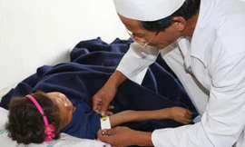 Một bác sỹ Triều Tiên đang khám cho bệnh nhân