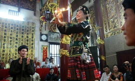 Một buổi thực hành tín ngưỡng thờ Mẫu của người Việt