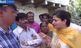 Nữ nghị sỹ Poonam Madam đang trả lời phỏng vấn thì bị ngã xuống cống