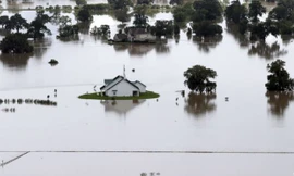 Toàn khu vực Rosharon, Texas chìm trong nước lũ.