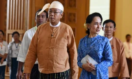 Tân tổng thống Myanmar Htin Kyaw và lãnh đạo đảng NLD, bà Aung San Suu Kyi tại quốc hội nước này hôm nay, 30/3. Ảnh Reuters